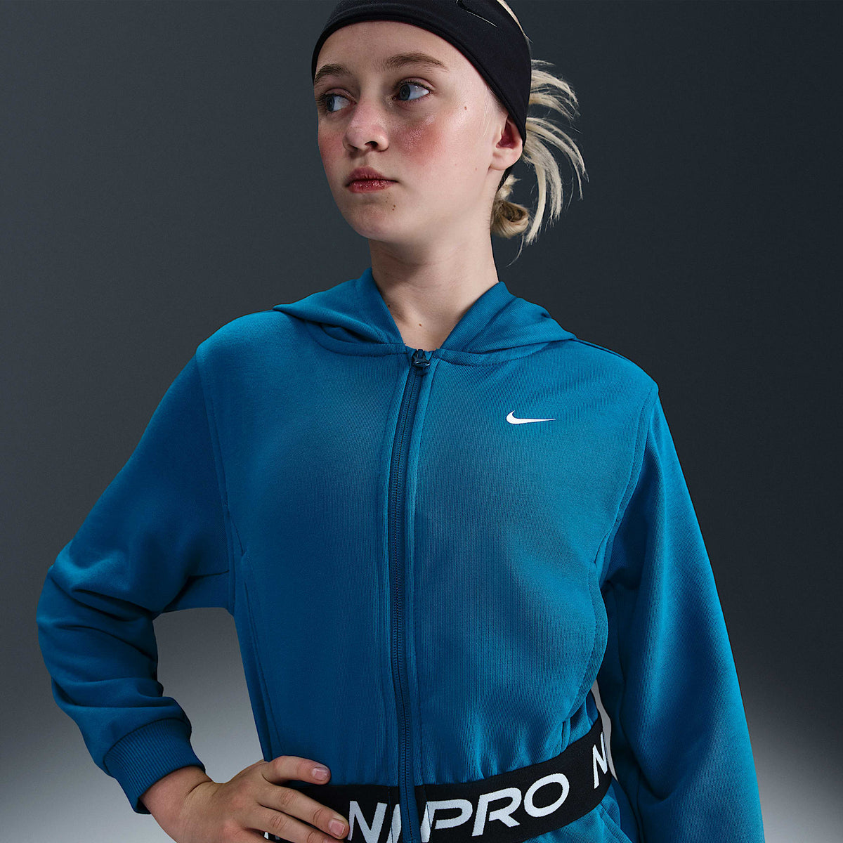 Sudadera con gorro Dri-FIT de cierre completo para niña talla grande Nike Pro Fleece – Verde abismo/Verde abismo/Negro/Blanco – vista 1