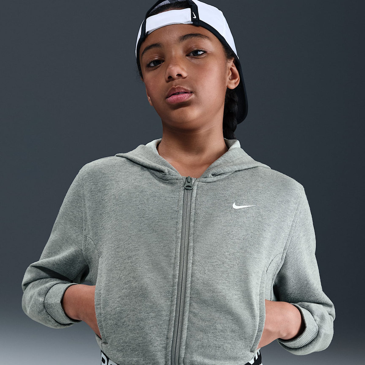Sudadera con gorro Dri-FIT de cierre completo para niña talla grande Nike Pro Fleece – Carbono jaspeado/Gris acero oscuro/Negro/Blanco – vista 1