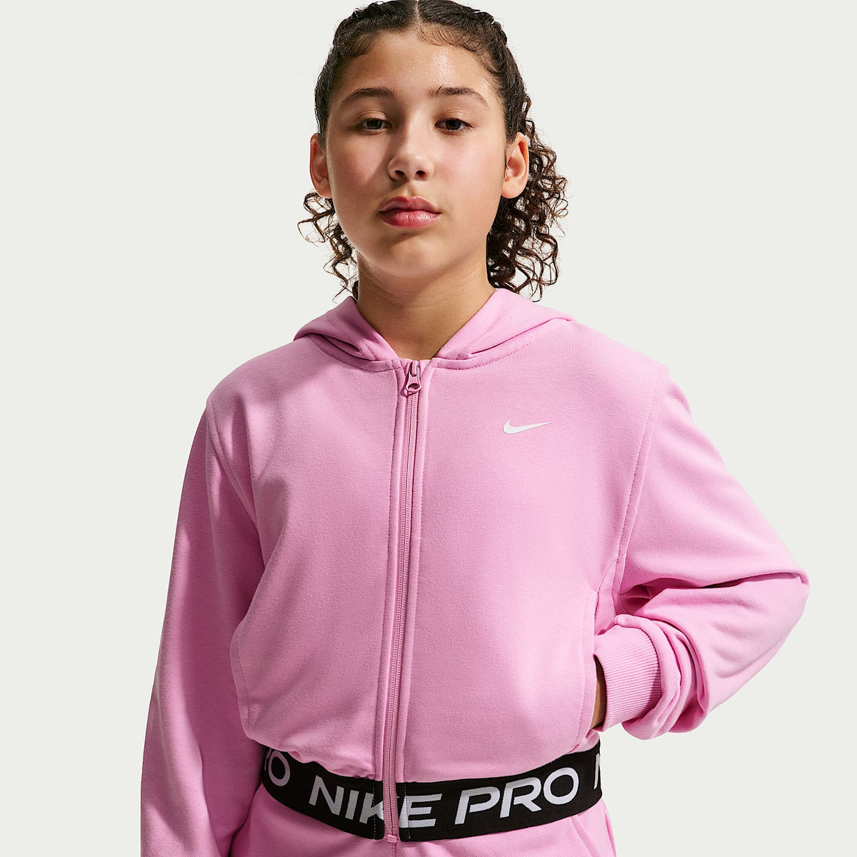 Sudadera con gorro Dri-FIT de cierre completo para niña talla grande Nike Pro Fleece – Rosa amanecer/Rosa amanecer/Negro/Blanco – vista 1