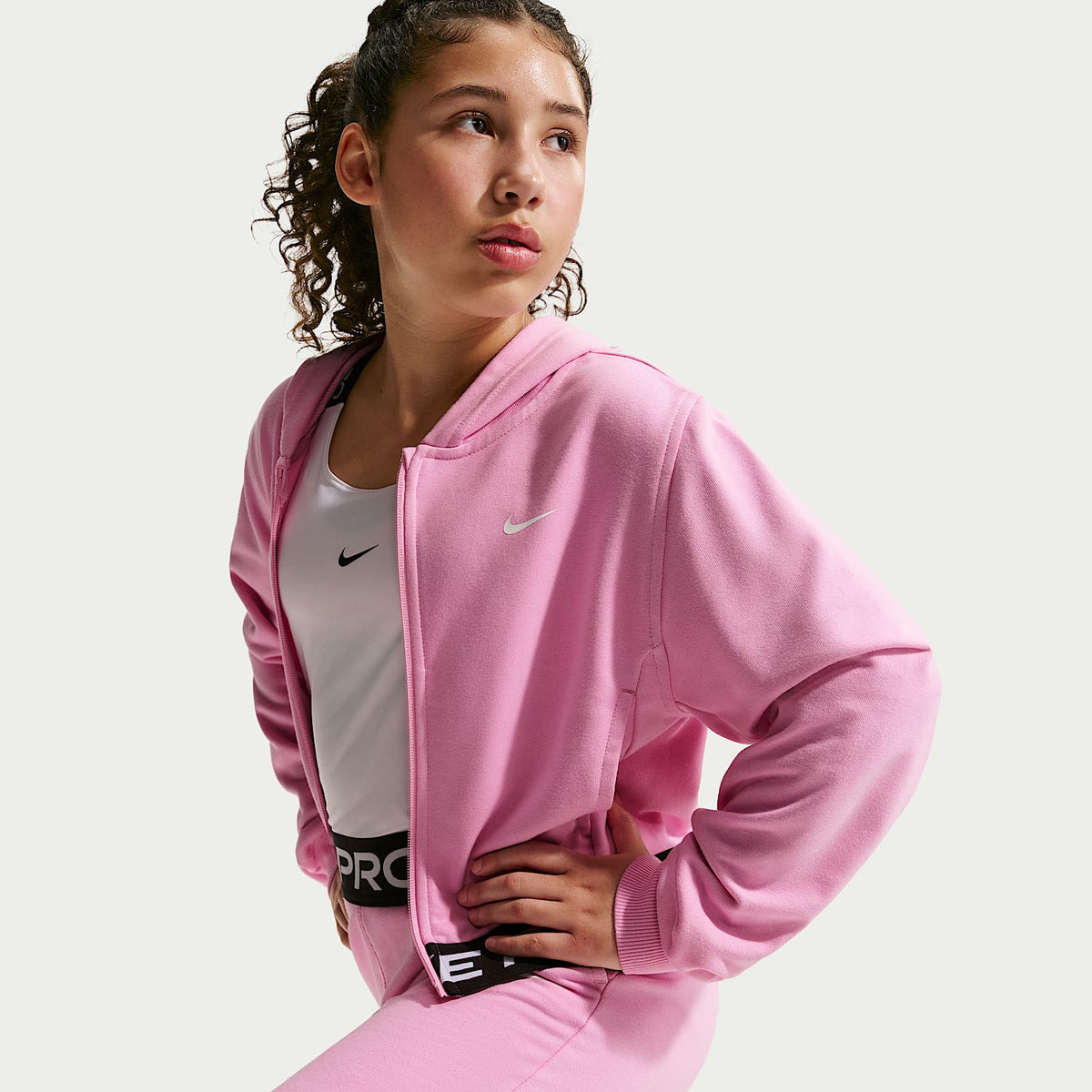 Sudadera con gorro Dri-FIT de cierre completo para niña talla grande Nike Pro Fleece – Rosa amanecer/Rosa amanecer/Negro/Blanco – vista 3