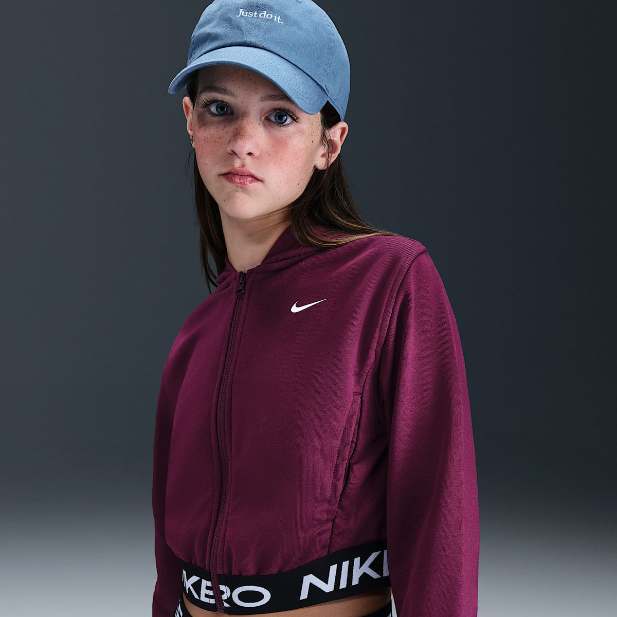 Sudadera con gorro Dri-FIT de cierre completo para niña talla grande Nike Pro Fleece – Burdeos/Burdeos/Negro/Blanco – vista 1