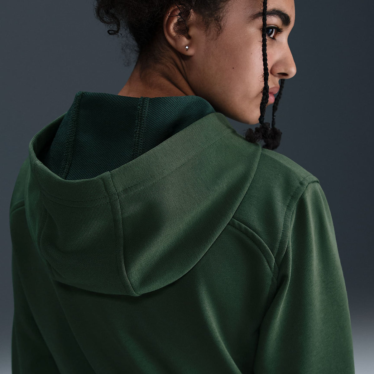 Sudadera con gorro Dri-FIT de cierre completo para niña talla grande Nike Pro Fleece – Abeto/Abeto/Negro/Blanco – vista 2