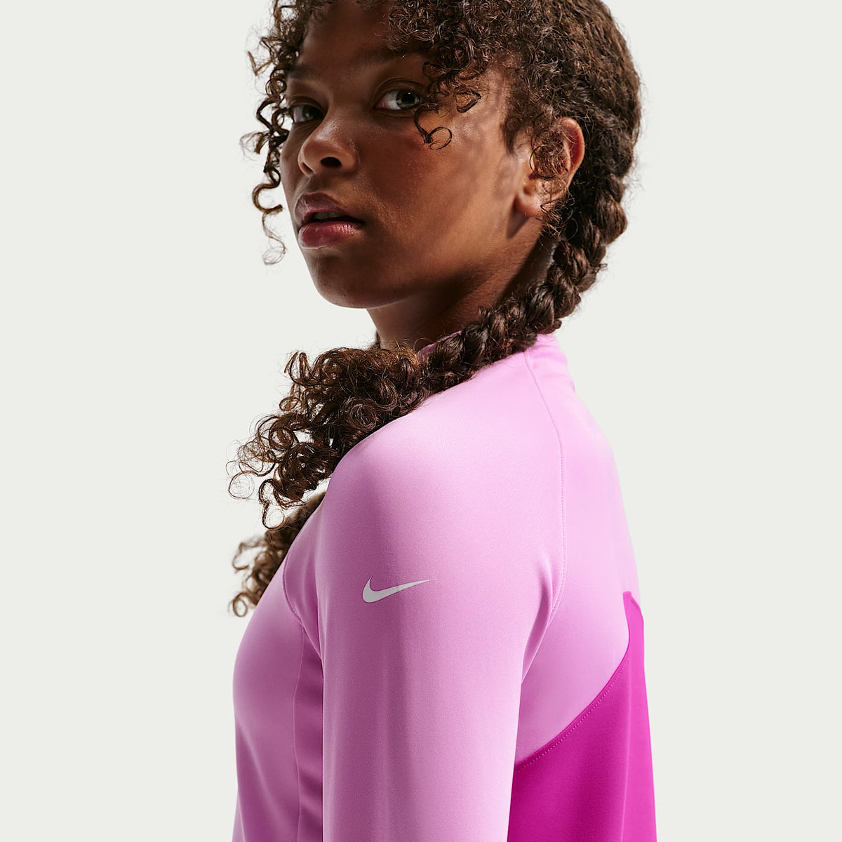 Playera de manga larga Dri-FIT de medio cierre para niña talla grande Nike Pro – Magenta claro/Fucsia cálido/Blanco – vista 2