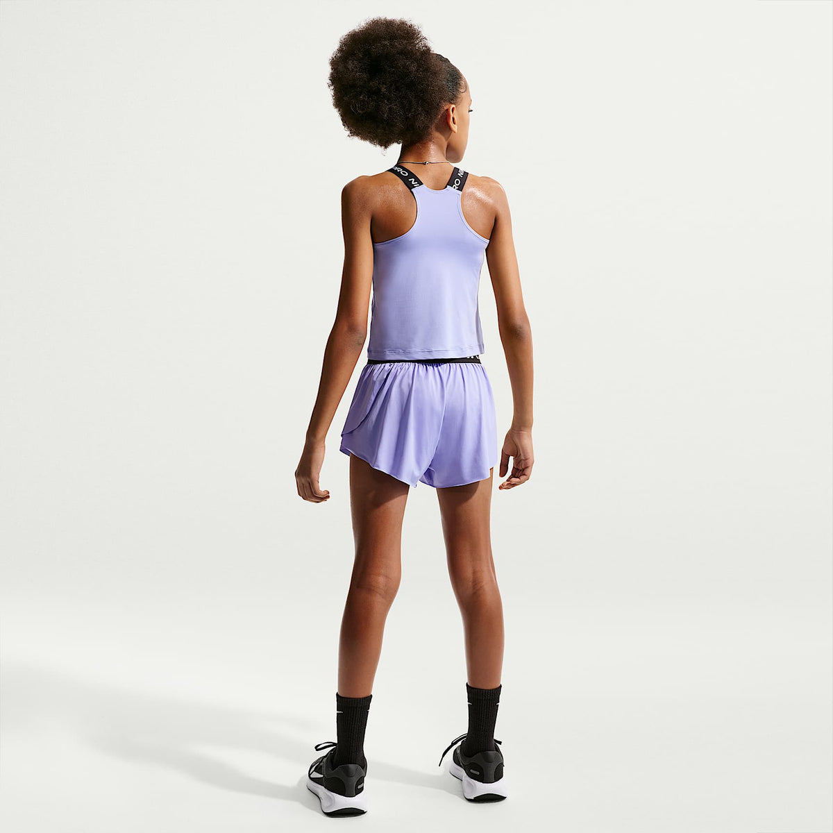Camiseta de tirantes Dri-FIT para niñas talla grande Nike Pro – Cardo claro/Negro/Blanco – vista 5