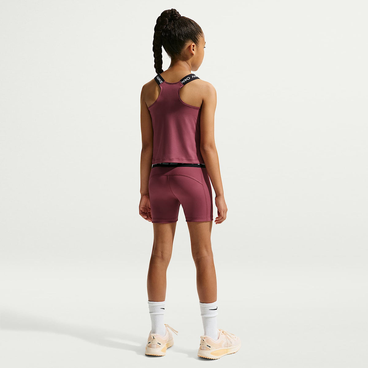 Camiseta de tirantes Dri-FIT para niñas talla grande Nike Pro – Rosa humo/Blanco – vista 5