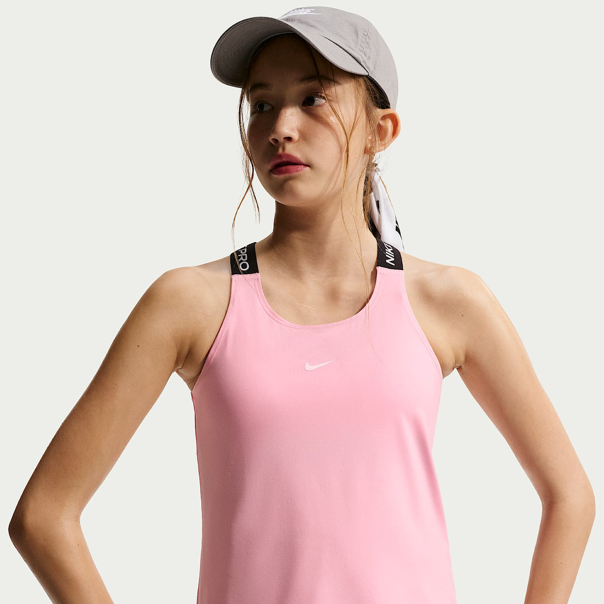 Camiseta de tirantes Dri-FIT para niñas talla grande Nike Pro – Rosa suave medio/Negro/Blanco – vista 1