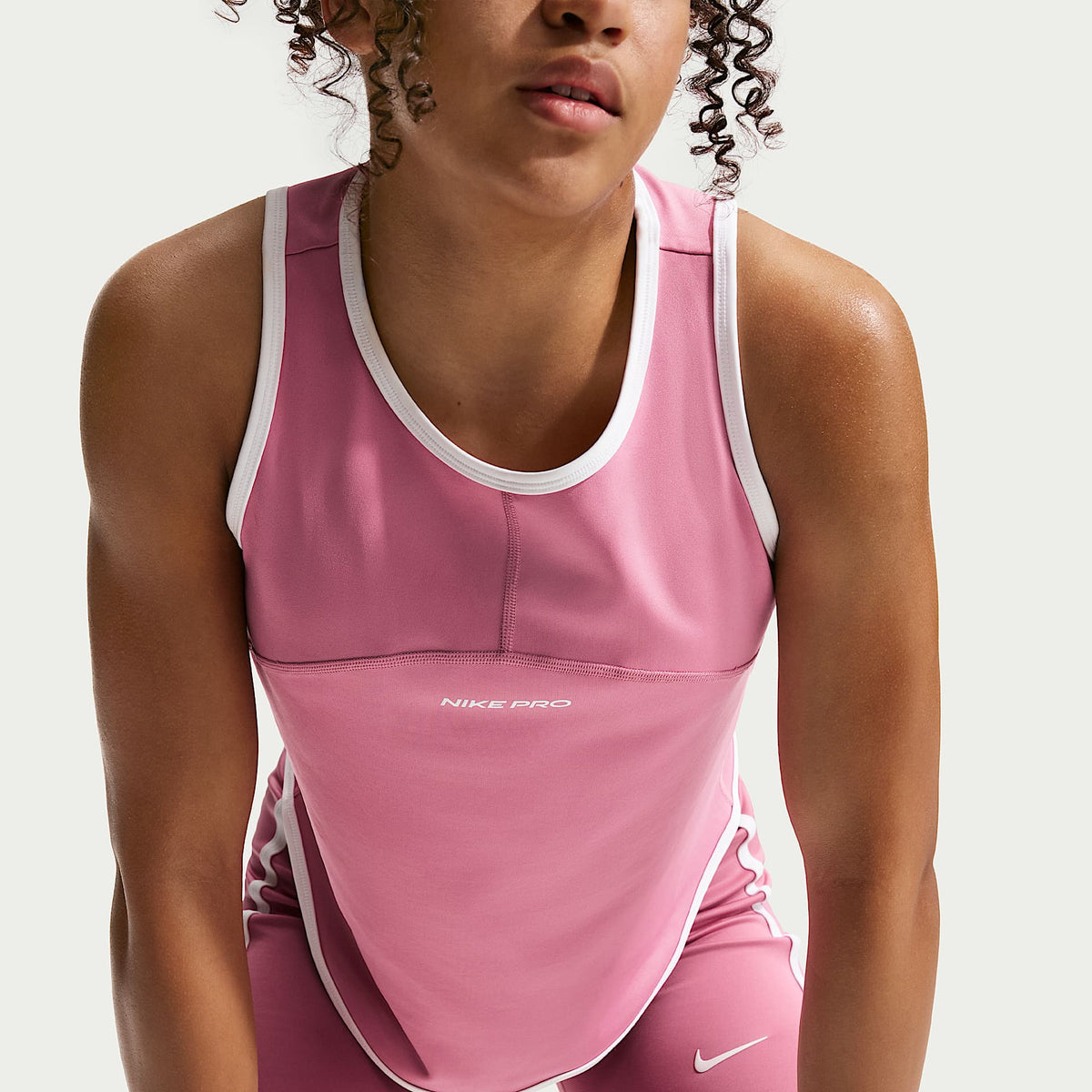 Camiseta de tirantes Dri-FIT para niña Nike Pro – Peonía/Blanco/Blanco – vista 3