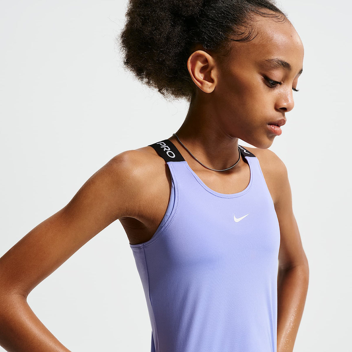 Camiseta de tirantes Dri-FIT para niñas talla grande Nike Pro – Cardo claro/Negro/Blanco – vista 1