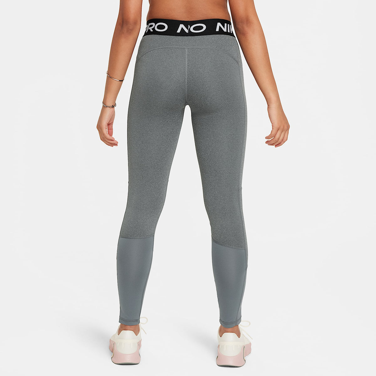 Leggings para niña talla grande Nike Pro Dri-FIT – Carbono jaspeado/Blanco – vista 2