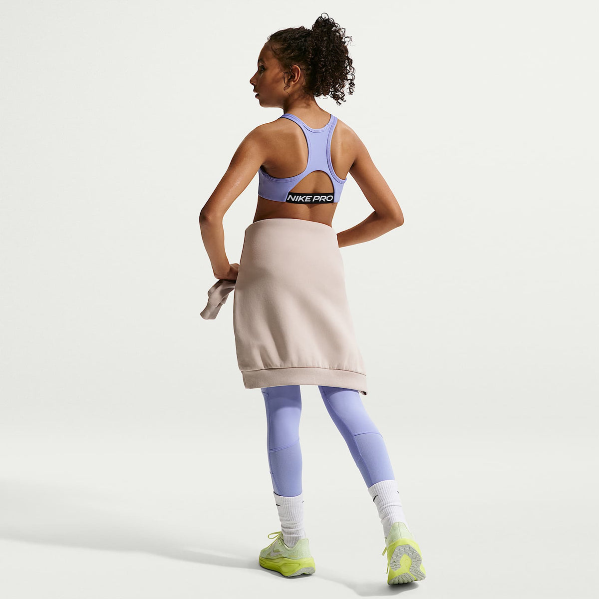 Bra deportivo para niña Nike Pro Swoosh – Cardo claro/Negro/Blanco – vista 5