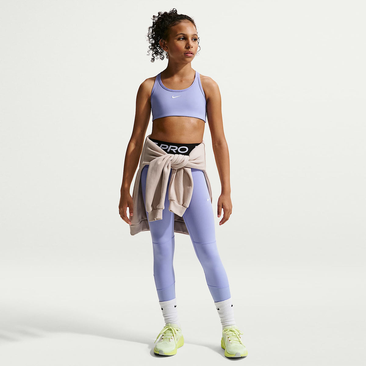 Bra deportivo para niña Nike Pro Swoosh – Cardo claro/Negro/Blanco – vista 4