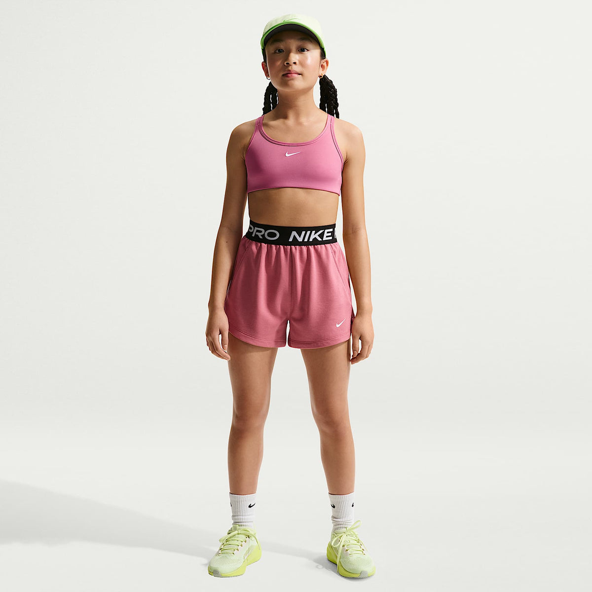 Bra deportivo para niña Nike Pro Swoosh – Peonía/Negro/Blanco – vista 4