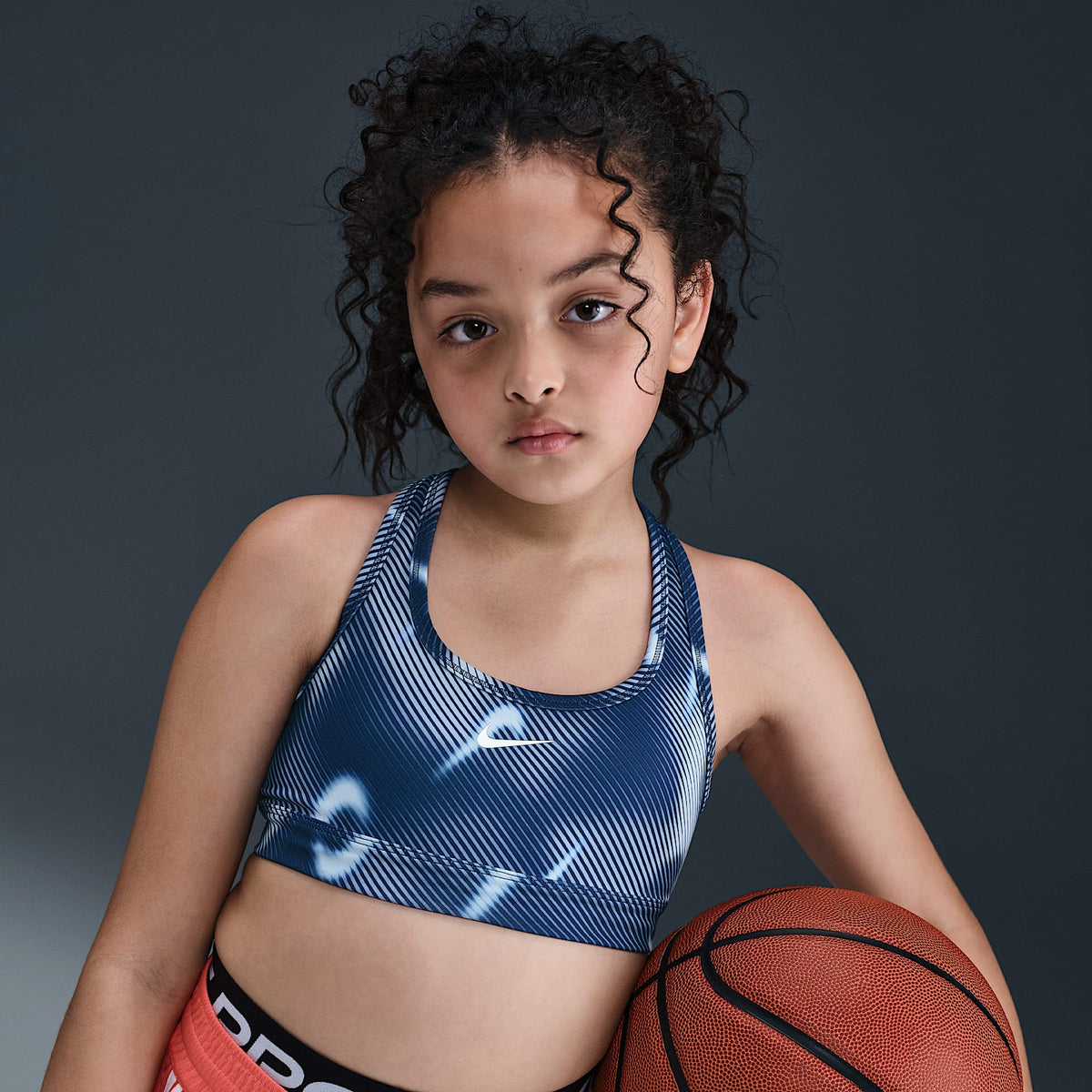 Nike Pro Swoosh Bra deportivo para niña talla grande – Azul marino medianoche/Blanco – vista 3