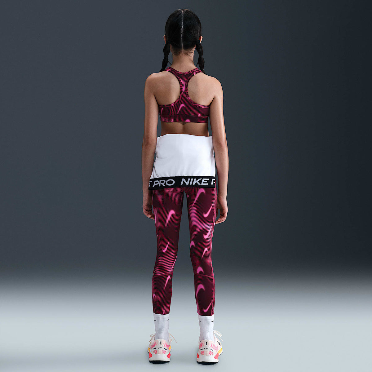 Nike Pro Swoosh Bra deportivo para niña talla grande – Remolacha dulce/Blanco – vista 5