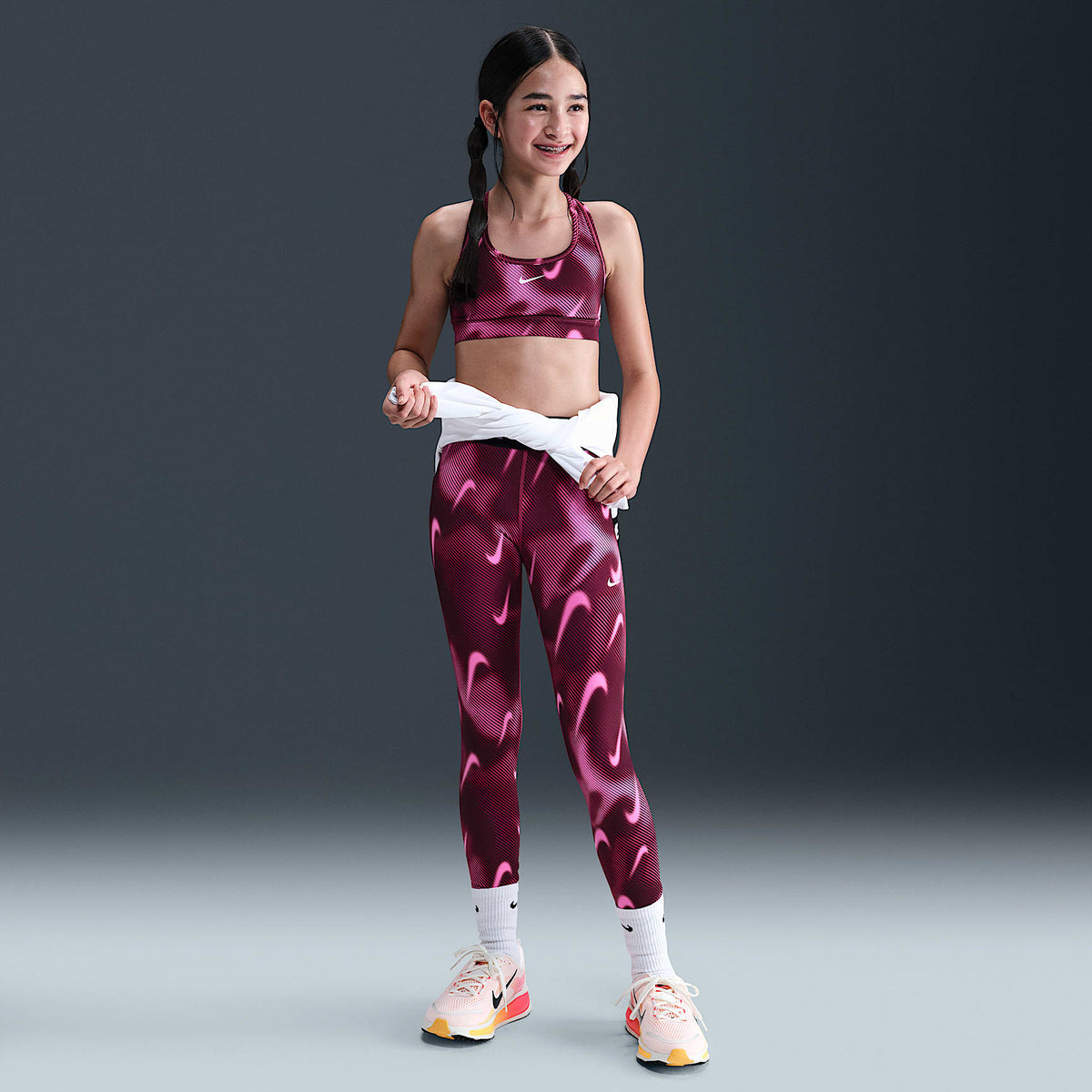 Nike Pro Swoosh Bra deportivo para niña talla grande – Remolacha dulce/Blanco – vista 4
