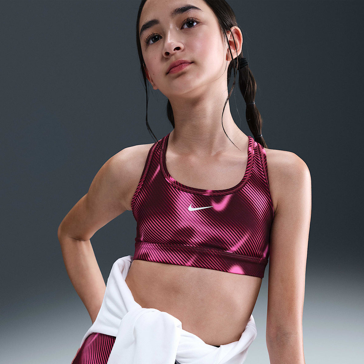 Nike Pro Swoosh Bra deportivo para niña talla grande – Remolacha dulce/Blanco – vista 1
