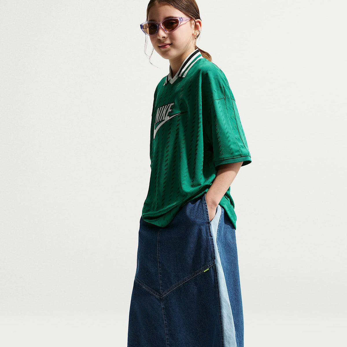 Falda midi de denim para niños talla grande Nike Sportswear – Azul marino místico/Azul militar claro/Tormenta del Egeo/Azul de la costa – vista 4