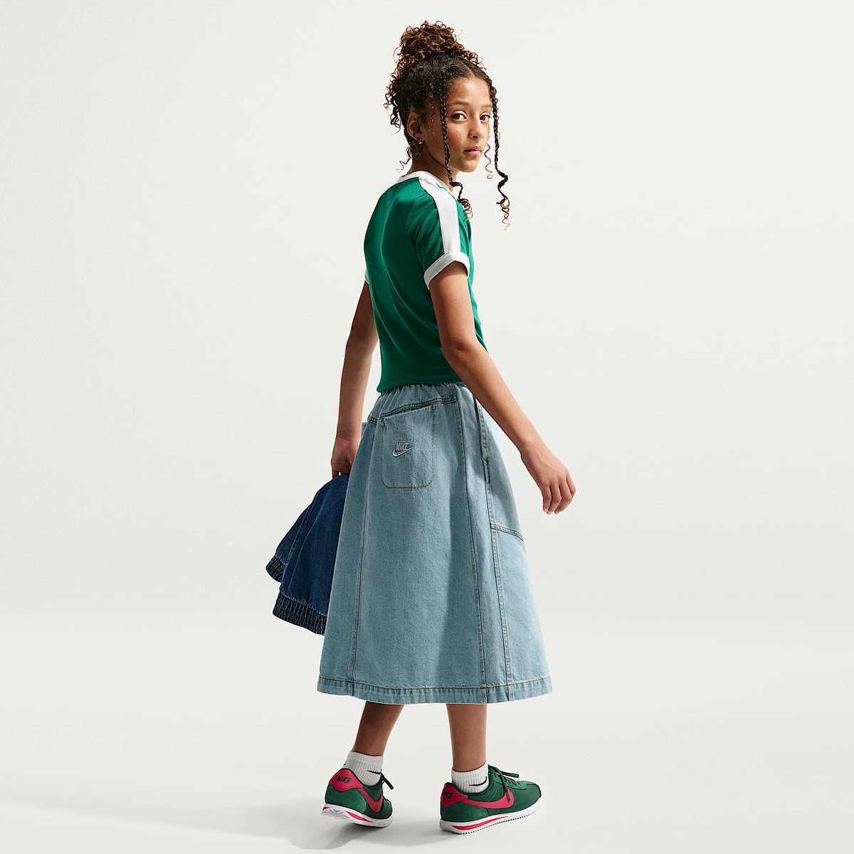 Falda midi de denim para niños talla grande Nike Sportswear – Azul militar claro/Azul militar claro/Trigo/Azul militar claro – vista 5
