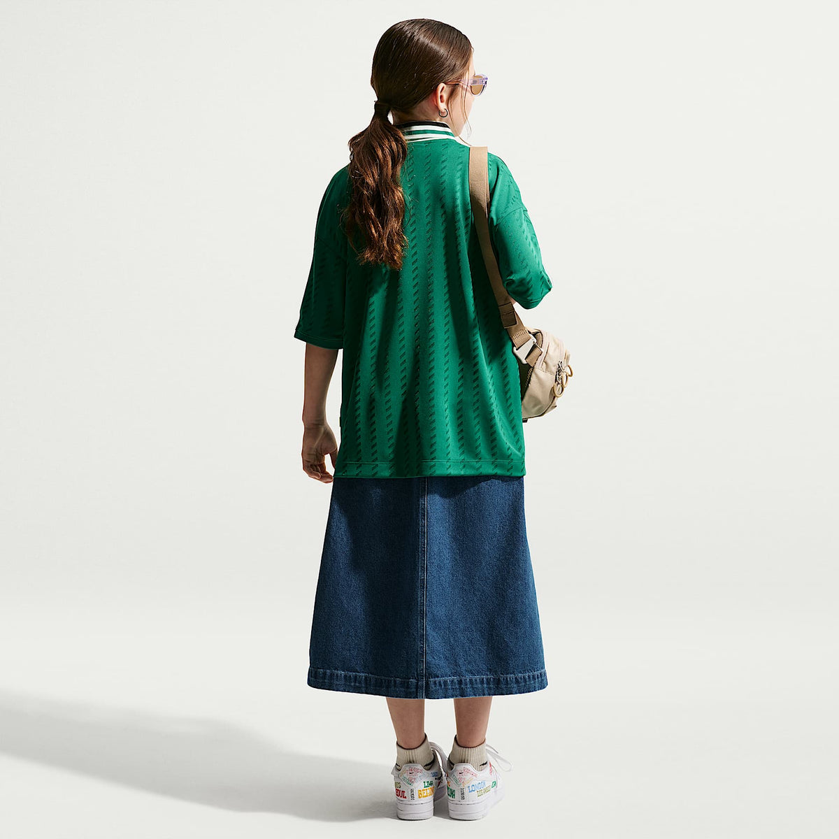 Falda midi de denim para niños talla grande Nike Sportswear – Azul marino místico/Azul militar claro/Tormenta del Egeo/Azul de la costa – vista 5