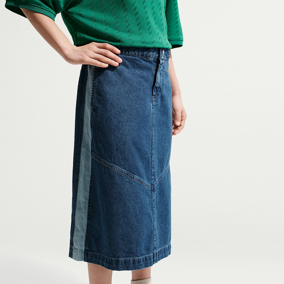 Falda midi de denim para niños talla grande Nike Sportswear – Azul marino místico/Azul militar claro/Tormenta del Egeo/Azul de la costa – vista 2