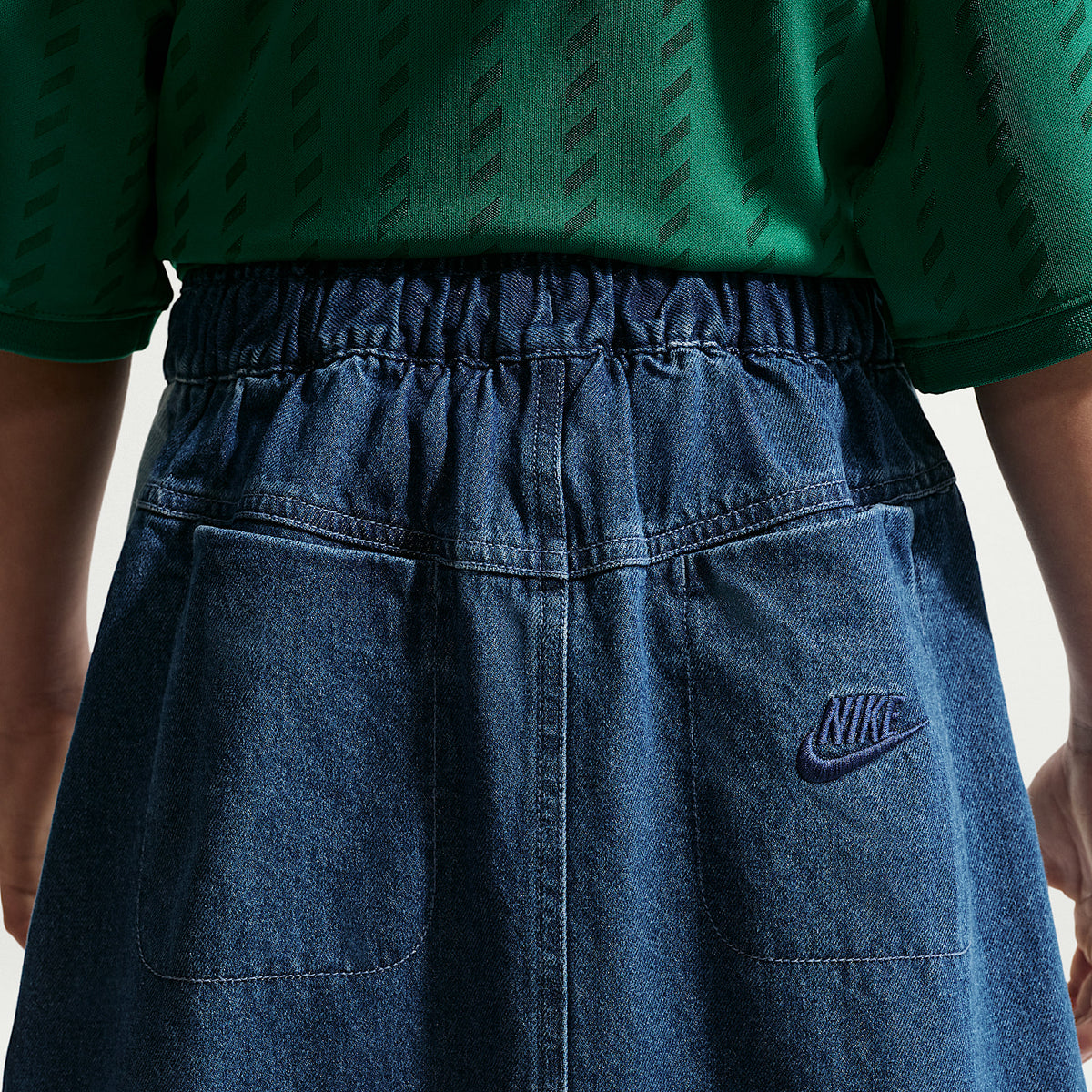 Falda midi de denim para niños talla grande Nike Sportswear – Azul marino místico/Azul militar claro/Tormenta del Egeo/Azul de la costa – vista 3