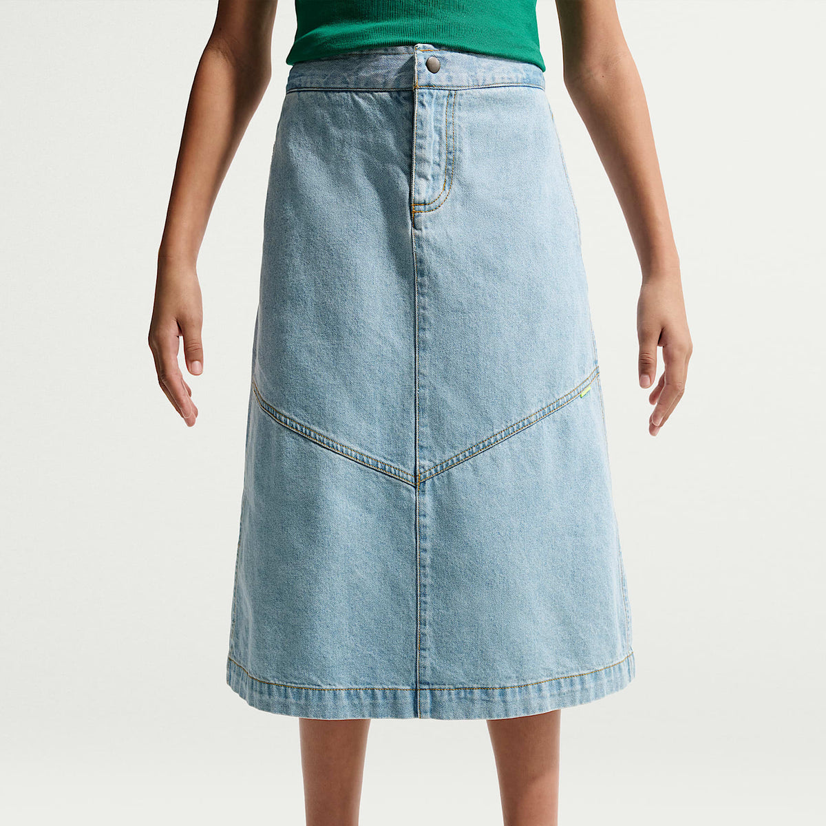 Falda midi de denim para niños talla grande Nike Sportswear – Azul militar claro/Azul militar claro/Trigo/Azul militar claro – vista 2