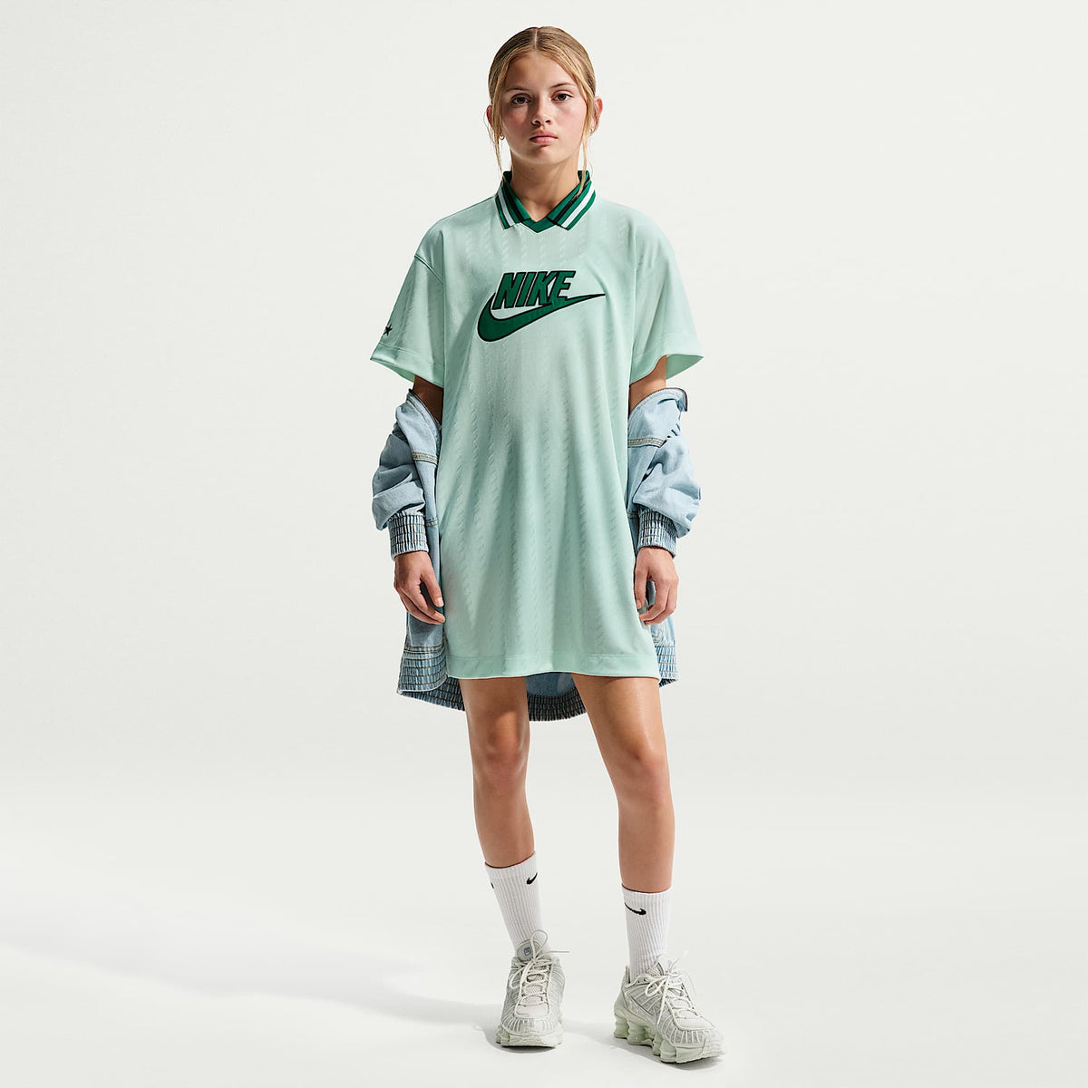 Vestido de manga corta Nike Sportswear de tela de punto para niña talla grande – Verde ligero/Malaquita/Negro/Malaquita – vista 1