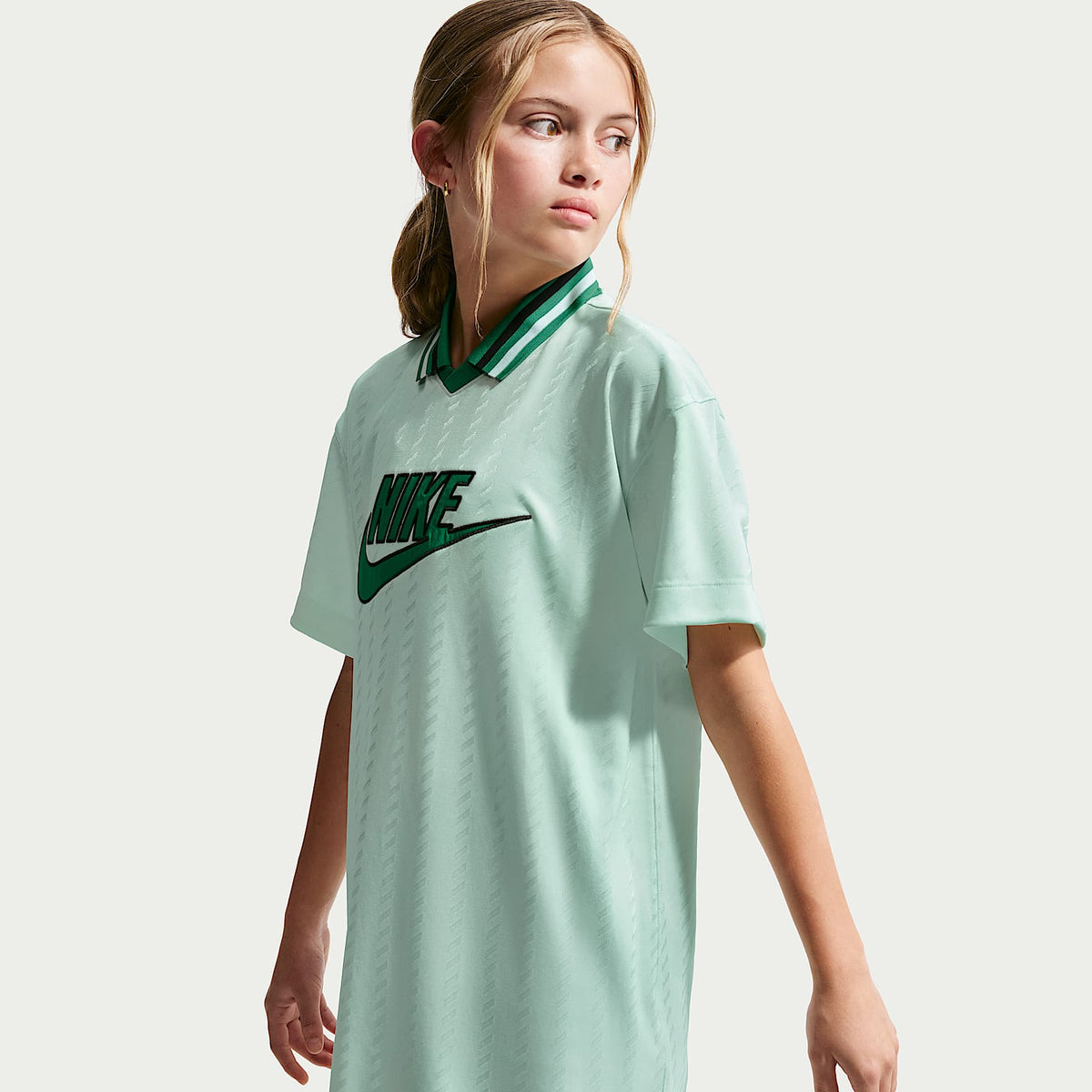 Vestido de manga corta Nike Sportswear de tela de punto para niña talla grande – Verde ligero/Malaquita/Negro/Malaquita – vista 2