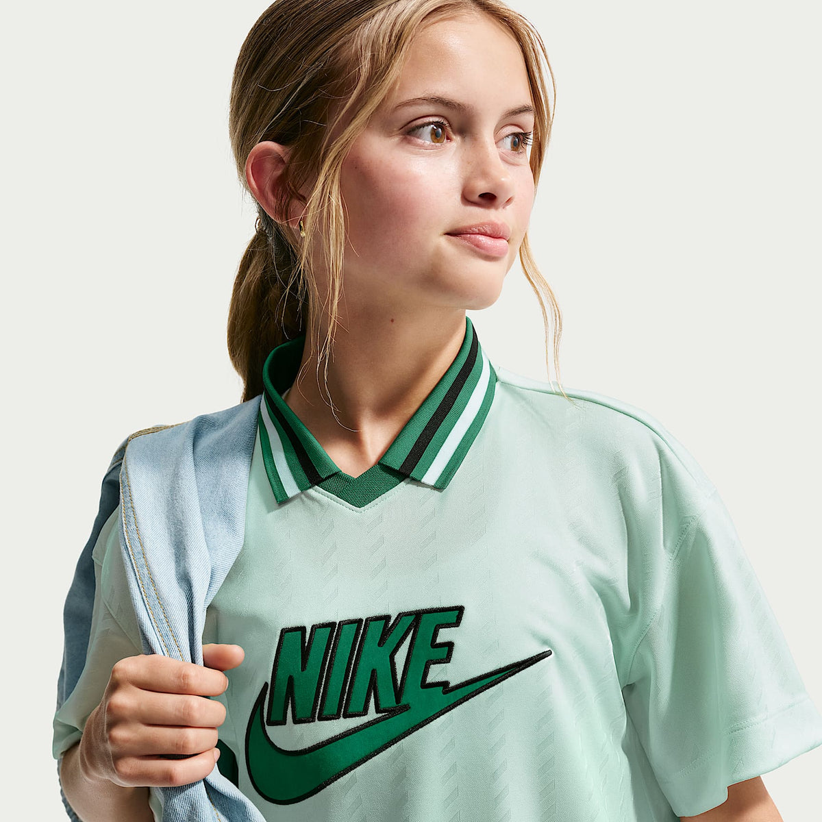 Vestido de manga corta Nike Sportswear de tela de punto para niña talla grande – Verde ligero/Malaquita/Negro/Malaquita – vista 4