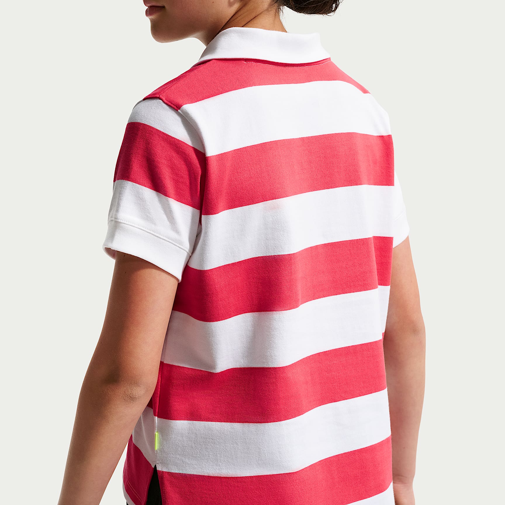 Polo de manga corta para niña talla grande Nike Sportswear – Rojo fusión/Blanco/Volt/Blanco – vista 2