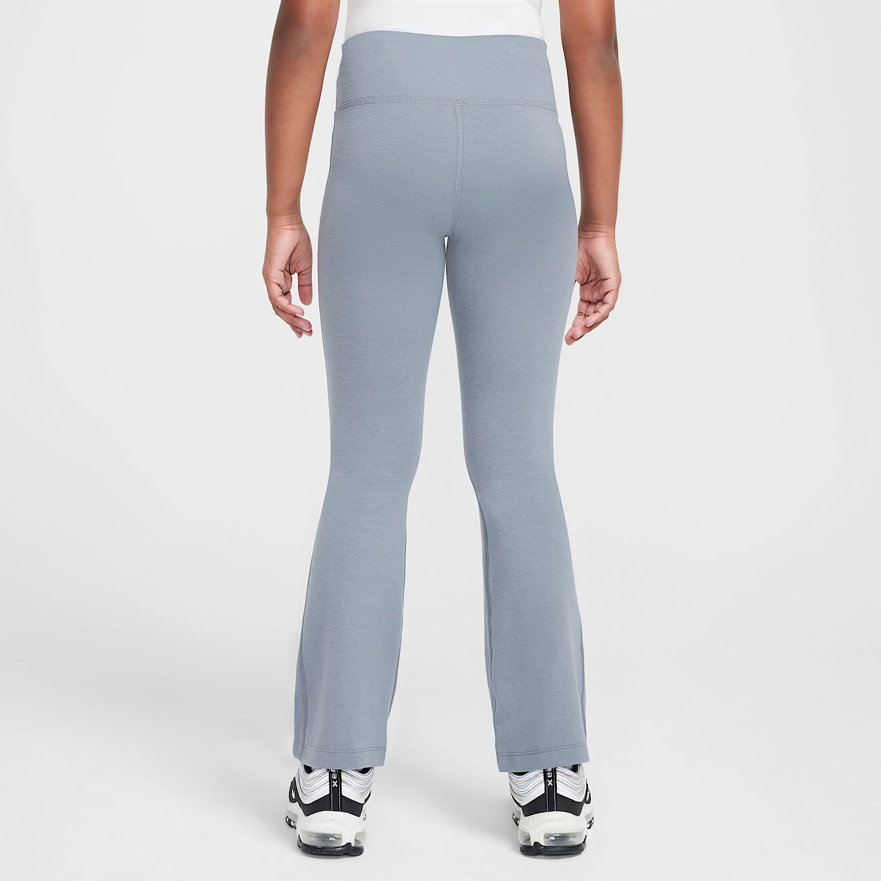 Leggings de tiro alto acampanados para niña Nike Sportswear Classic – Gris humo/Blanco – vista 2