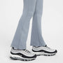 Leggings de tiro alto acampanados para niña Nike Sportswear Classic – Gris humo/Blanco – vista 3