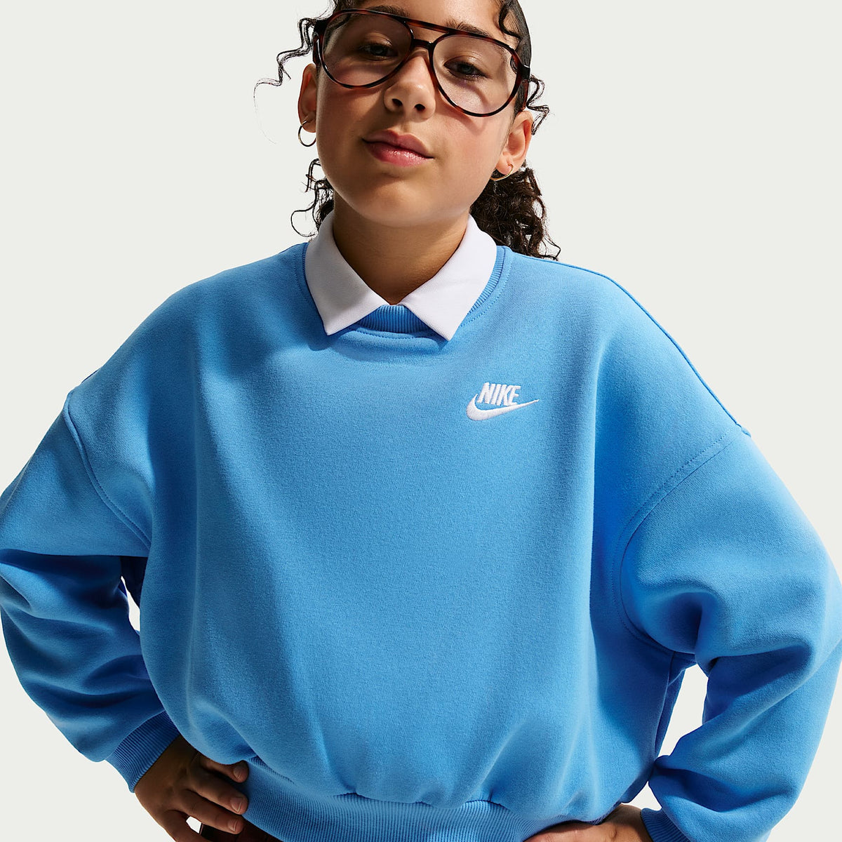 Sudadera de cuello redondo Dri-FIT de corte cuadrado para niña Nike Sportswear Club Fleece – Azul universitario/Azul universitario/Blanco – vista 3