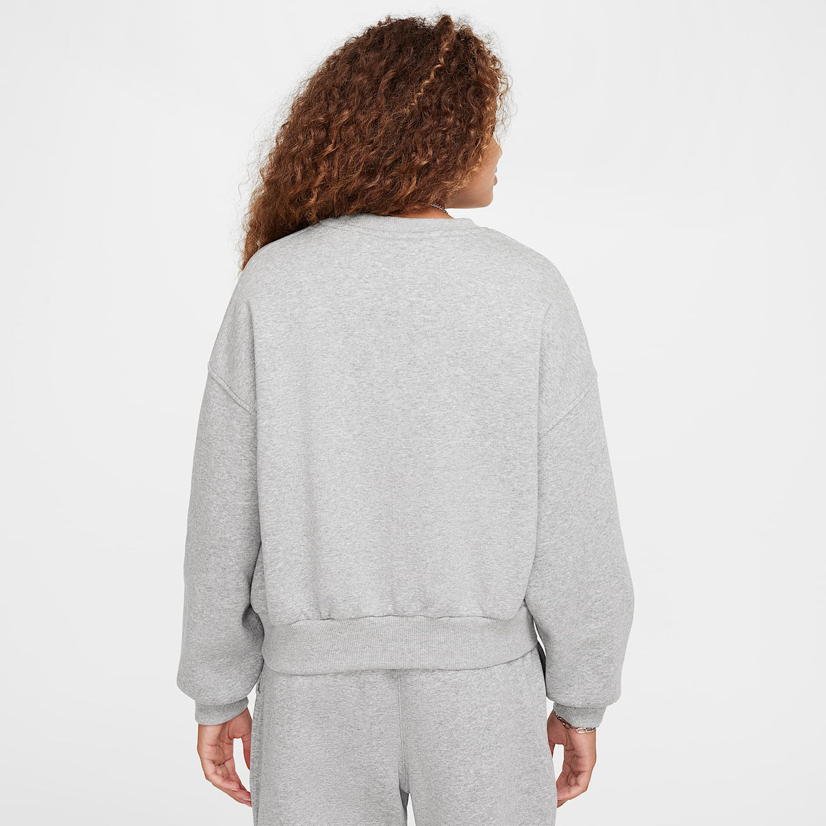 Sudadera de cuello redondo Dri-FIT de corte cuadrado para niña Nike Sportswear Club Fleece – Gris oscuro jaspeado/Blanco – vista 2