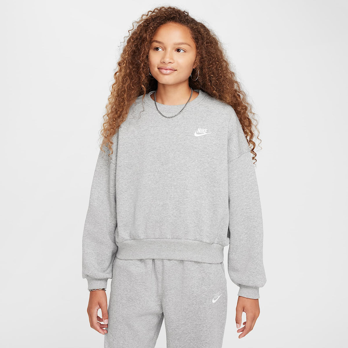 Sudadera de cuello redondo Dri-FIT de corte cuadrado para niña Nike Sportswear Club Fleece – Gris oscuro jaspeado/Blanco – vista 1