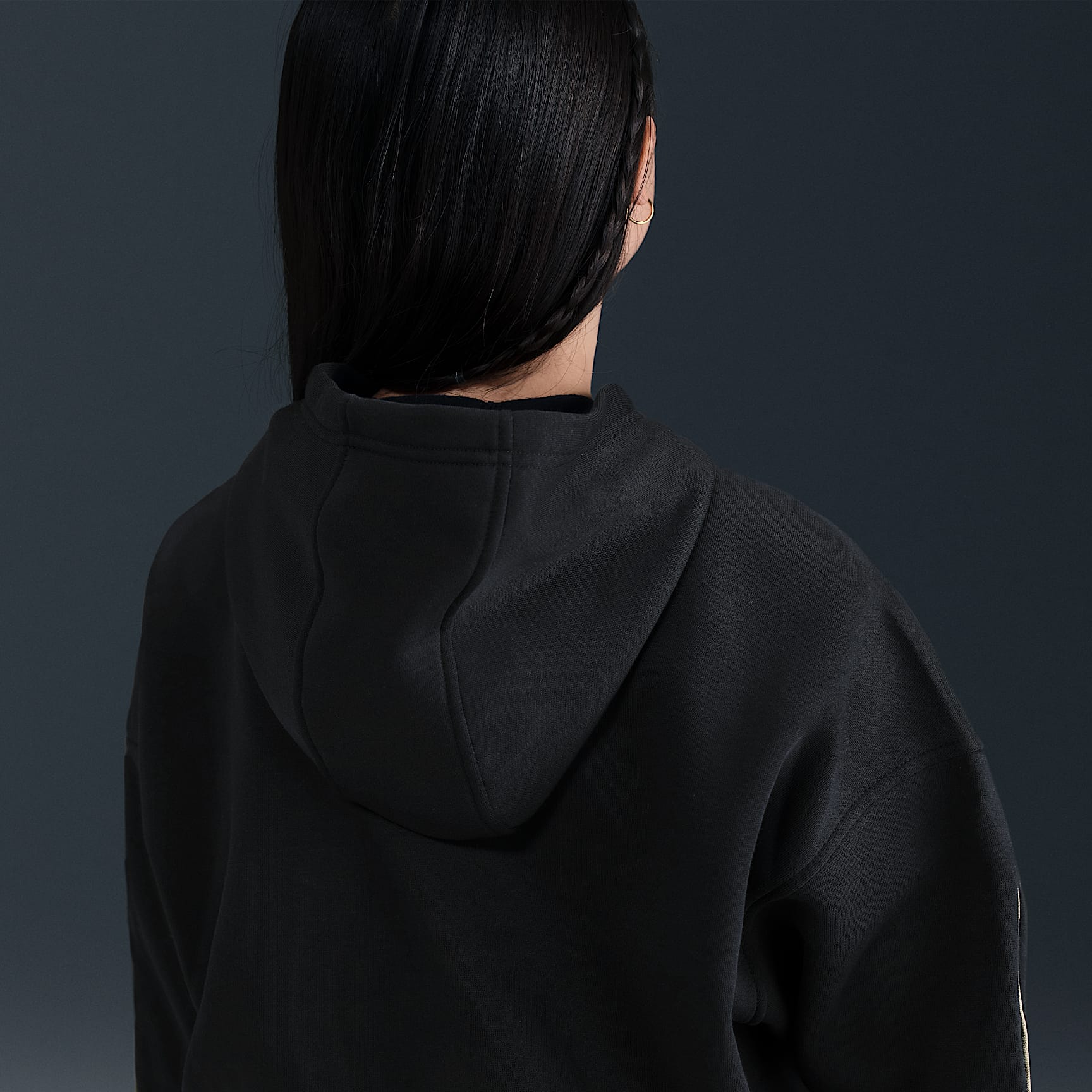 Sudadera con gorro de corte cuadrado para niña talla grande Nike Sportswear Club Fleece – Negro/Oro metalizado – vista 2