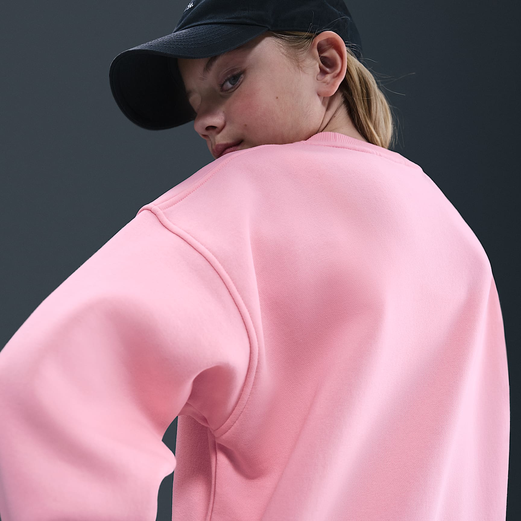 Sudadera oversized para niños talla grande Nike Sportswear Club Fleece – Rosa suave medio/Rosa suave medio/Blanco – vista 2