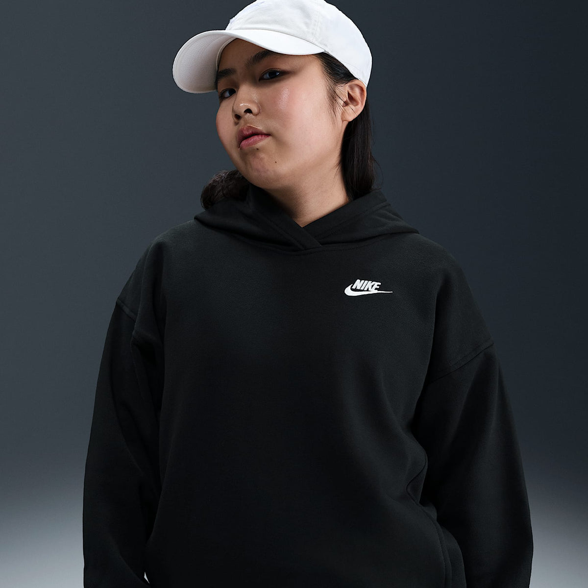 Sudadera con gorro oversized para niña talla grande (talla amplia) Nike Sportswear Club Fleece – Negro/Blanco – vista 1