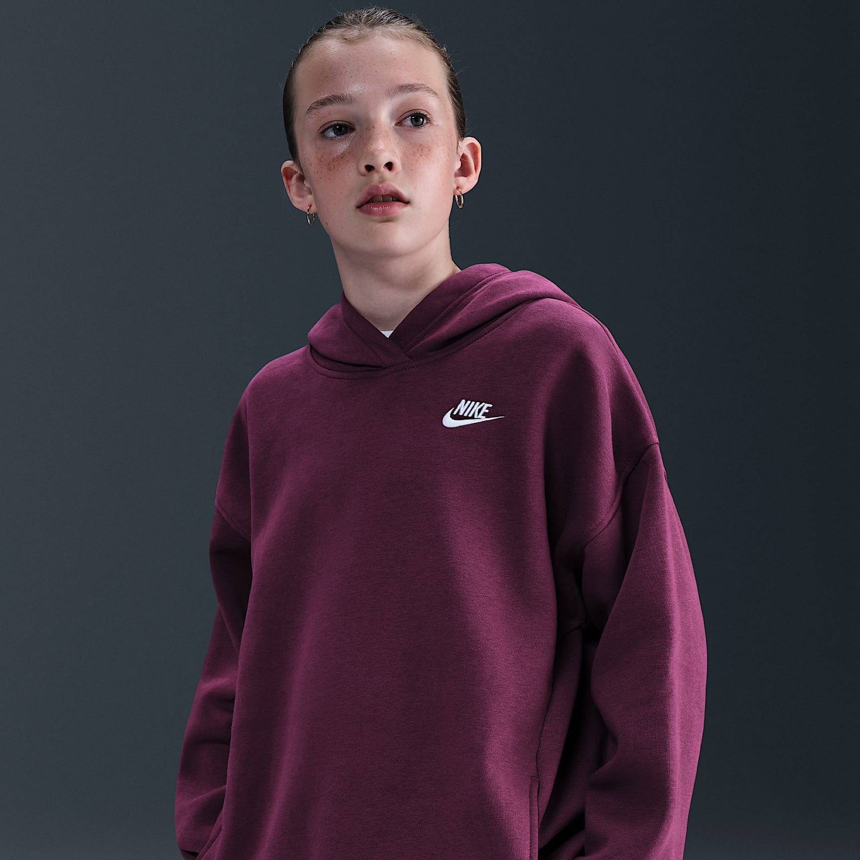 Sudadera con gorro sin cierre oversized para niños talla grande Nike Sportswear Club Fleece – Burdeos/Burdeos/Blanco – vista 2