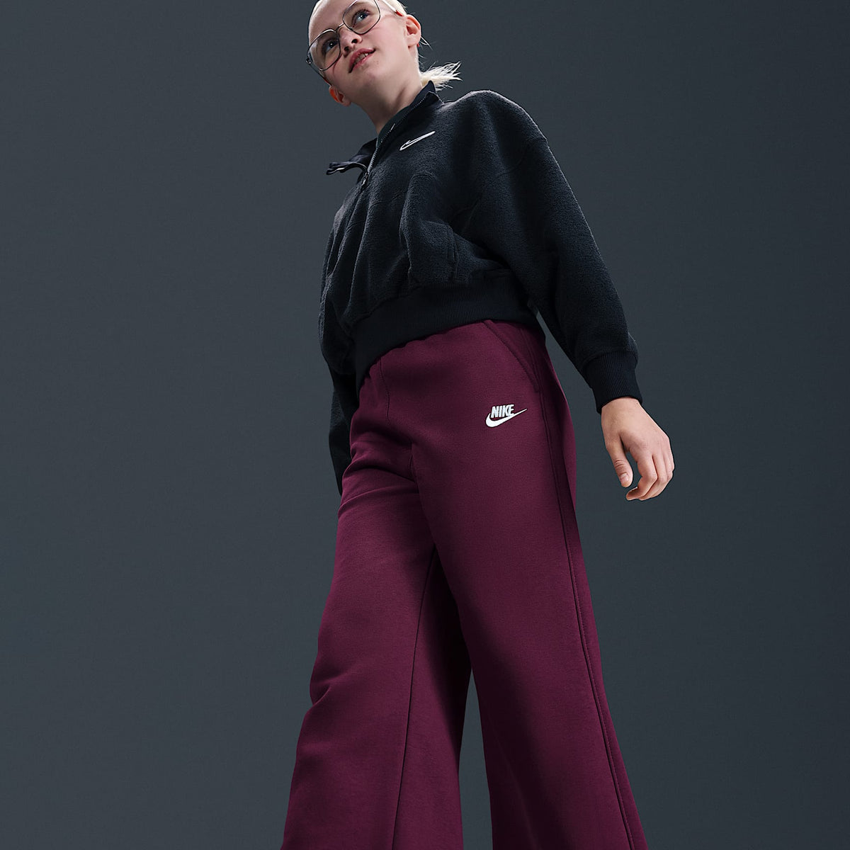 Pants de pierna ancha para niña Nike Sportswear Club Fleece – Burdeos/Burdeos/Blanco – vista 5