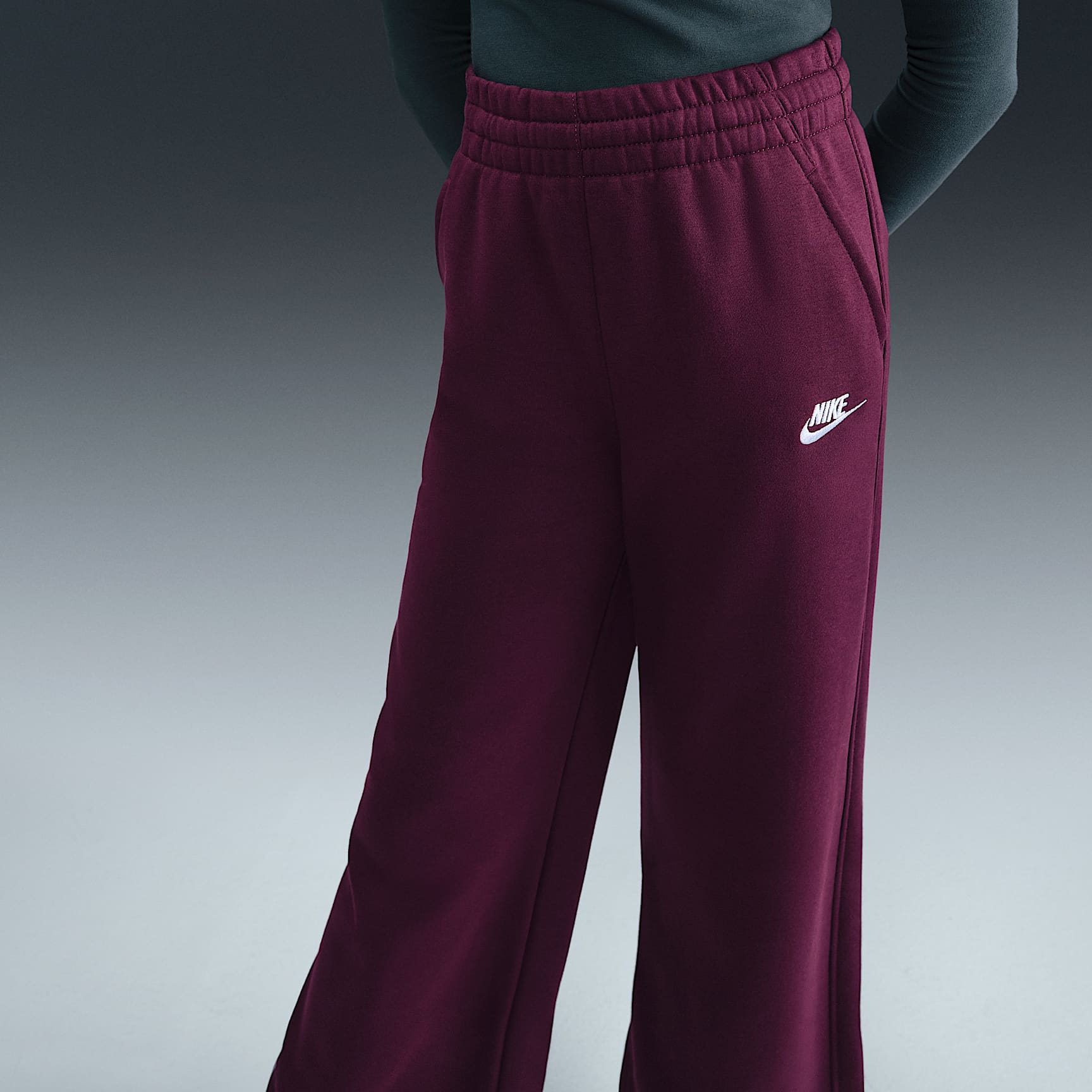 Pants de pierna ancha para niña Nike Sportswear Club Fleece – Burdeos/Burdeos/Blanco – vista 2