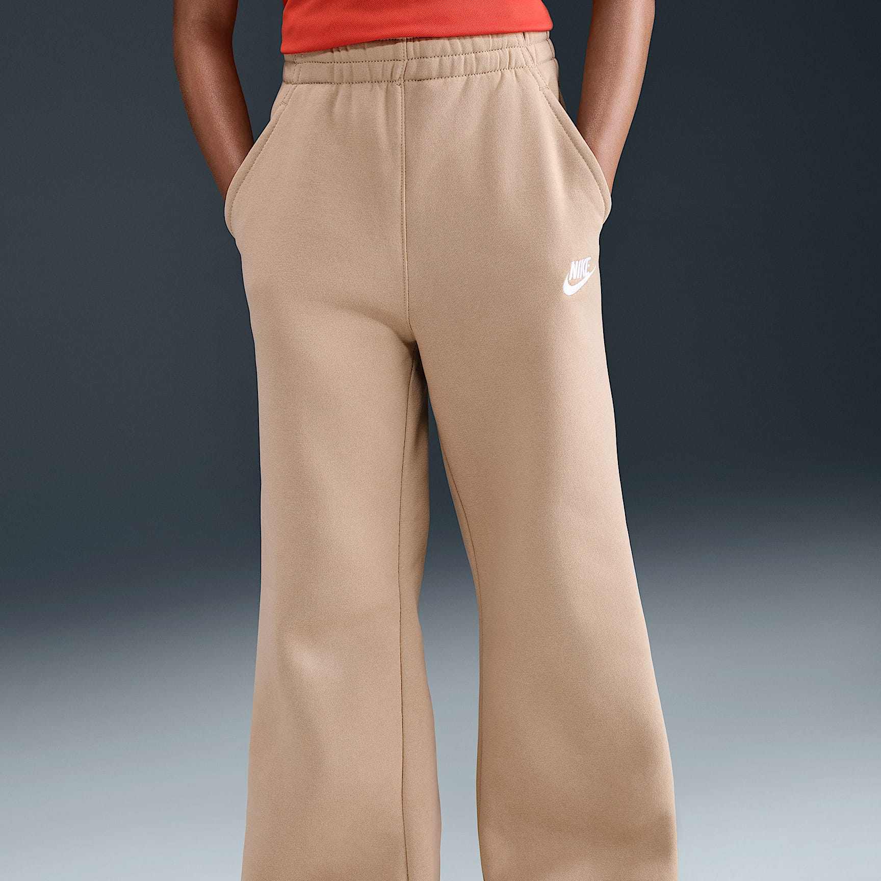 Pants de pierna ancha para niña Nike Sportswear Club Fleece – Cáñamo/Cáñamo/Blanco – vista 2