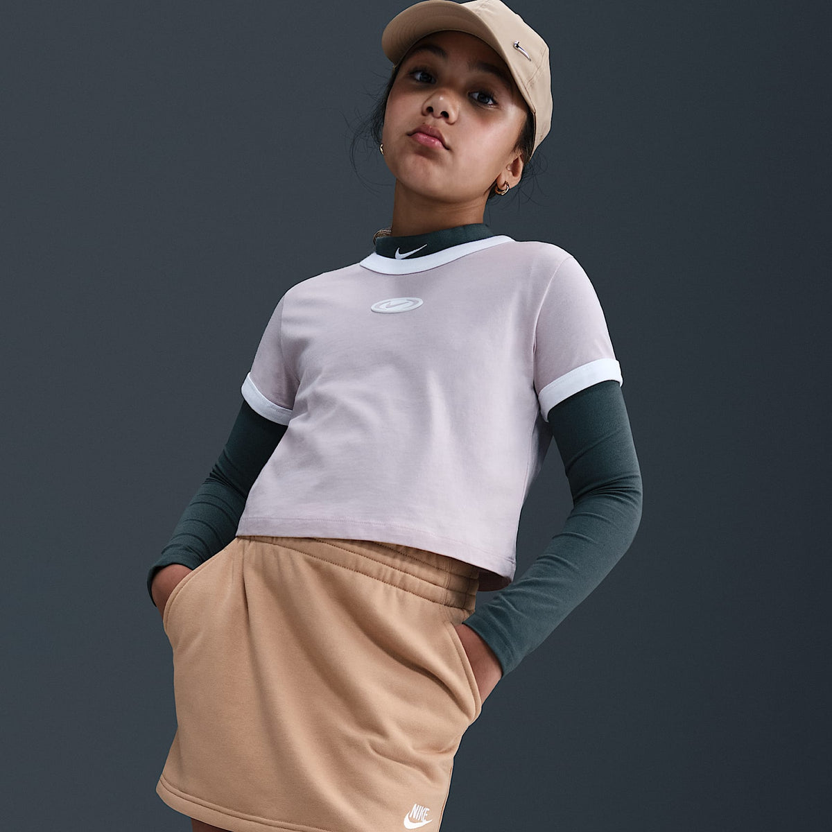 Falda de French Terry para niñas talla grande Nike Sportswear Club – Cáñamo/Cáñamo/Blanco – vista 5