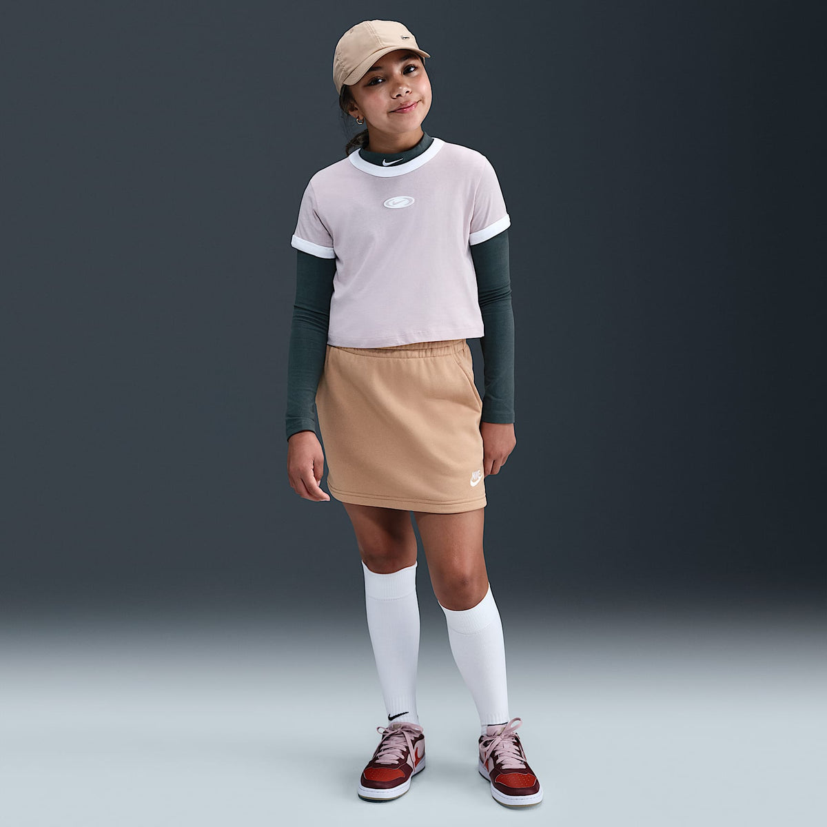 Falda de French Terry para niñas talla grande Nike Sportswear Club – Cáñamo/Cáñamo/Blanco – vista 1