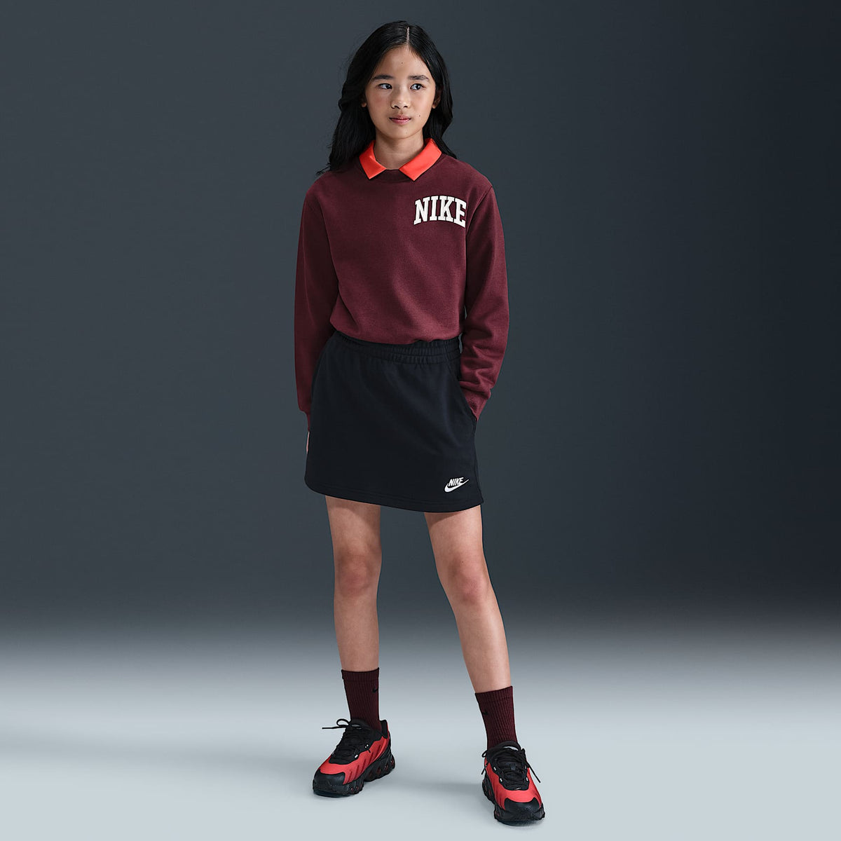 Falda de French Terry para niñas talla grande Nike Sportswear Club – Negro/Negro/Blanco – vista 1