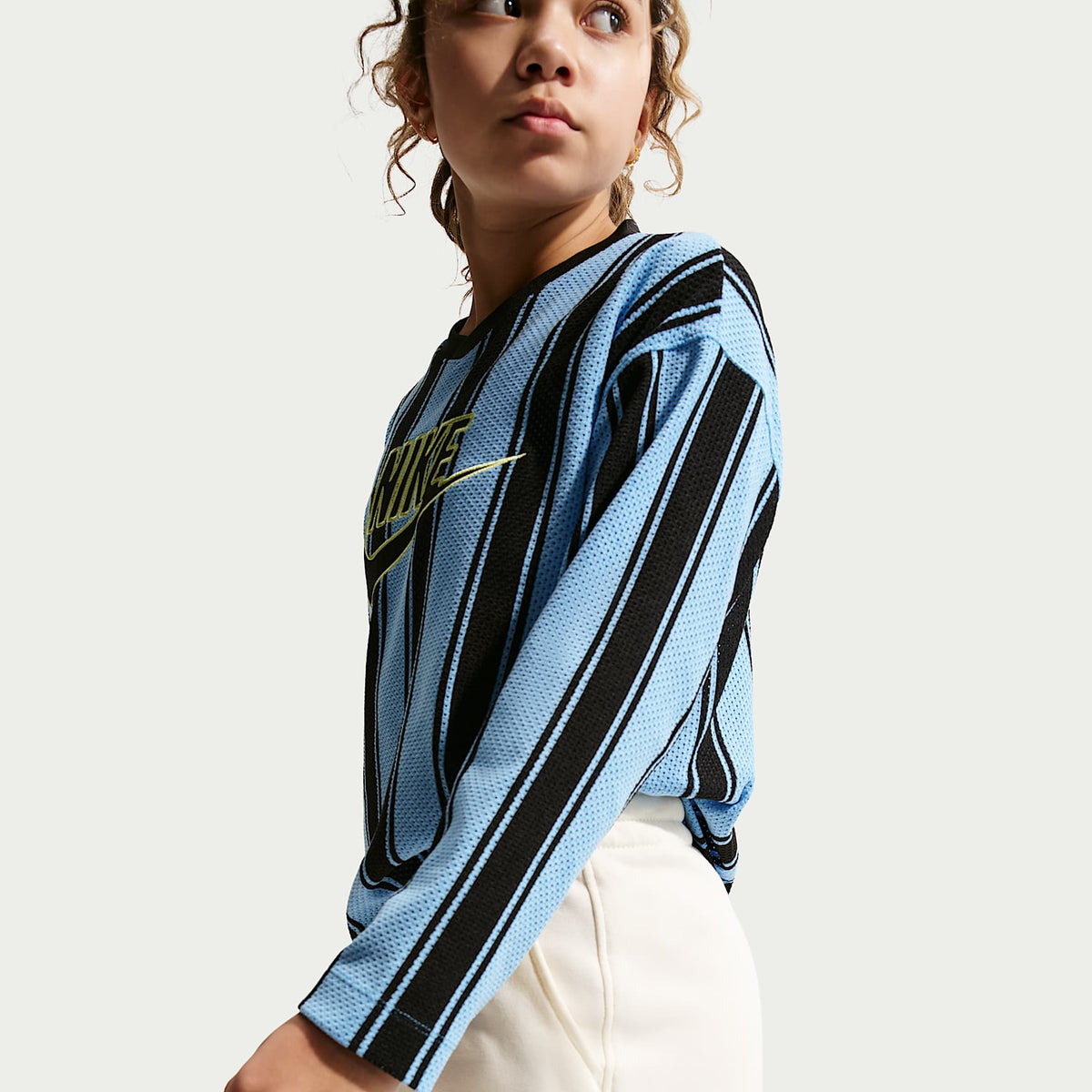 Falda de French Terry para niñas talla grande Nike Sportswear Club – Perla suave/Perla suave/Blanco – vista 4