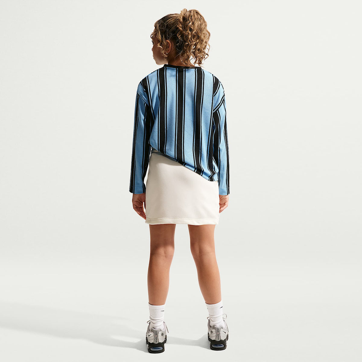 Falda de French Terry para niñas talla grande Nike Sportswear Club – Perla suave/Perla suave/Blanco – vista 5