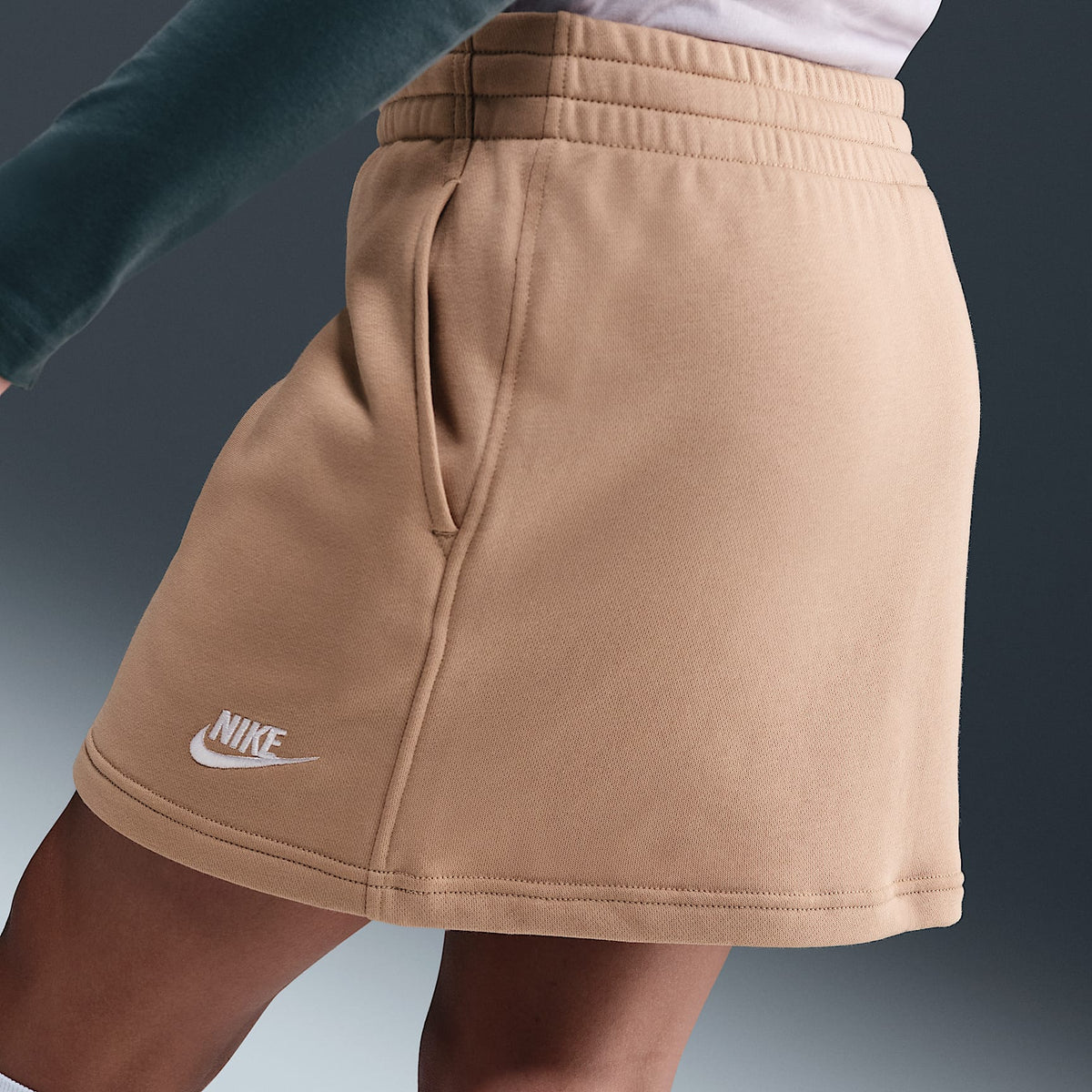 Falda de French Terry para niñas talla grande Nike Sportswear Club – Cáñamo/Cáñamo/Blanco – vista 3