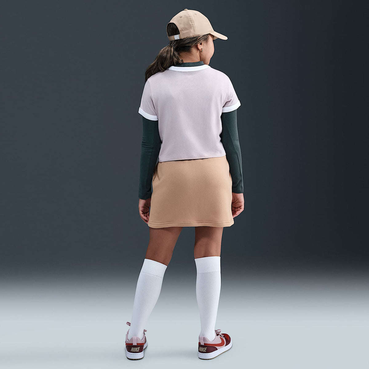 Falda de French Terry para niñas talla grande Nike Sportswear Club – Cáñamo/Cáñamo/Blanco – vista 4