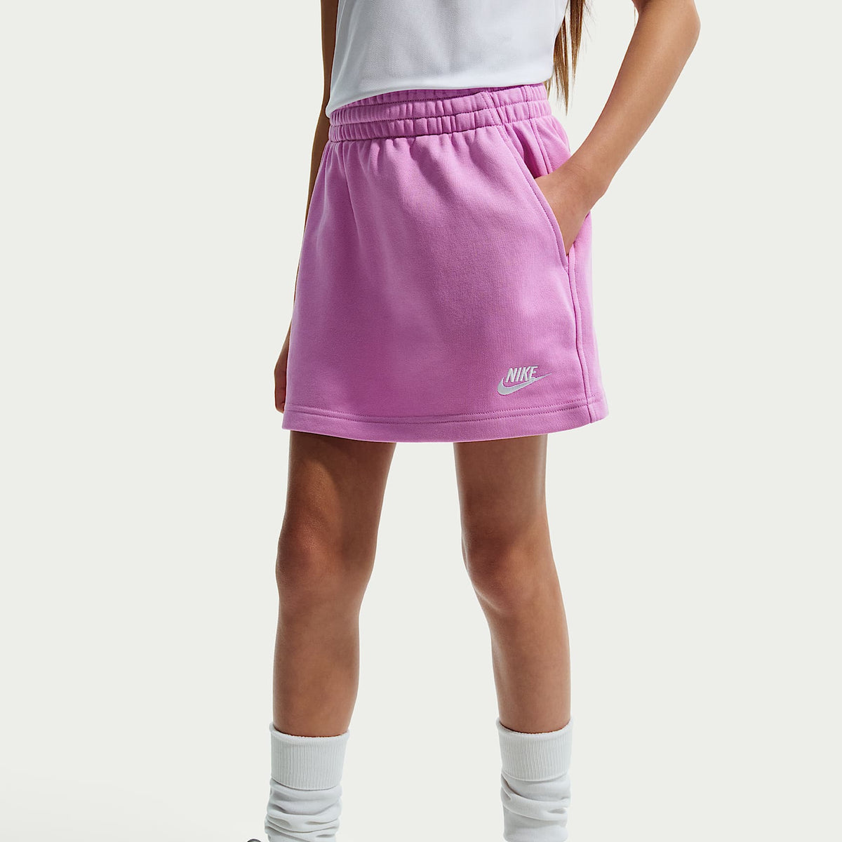 Falda de French Terry para niñas talla grande Nike Sportswear Club – Magenta claro/Magenta claro/Blanco – vista 2